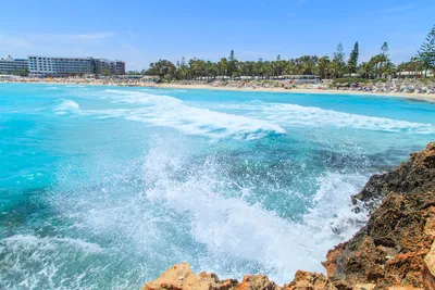 Пляж Nissi Beach (Айя-Напа, Кипр) - «реальные фото пляжа, получившего  сертификат \"Голубой флаг\"и большую популярность среди молодежи ?☀️» | отзывы
