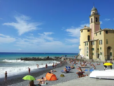 Лигурийское море и пляжи Итальянской Ривьеры, водный спорт, купальный сезон  в Лигурии, Италия