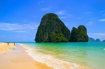 краби таиланд 23 ноября 2019 : прекрасный вид на пляж с лодками.  расположение : рейлай бич краби таиланд Редакционное Фотография -  изображение насчитывающей солнечно, побережье: 215686237