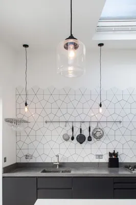Геометрическая плитка на стене в белой кухне — lehouse | Kitchen splashback  tiles, White kitchen splashback, Interior design kitchen