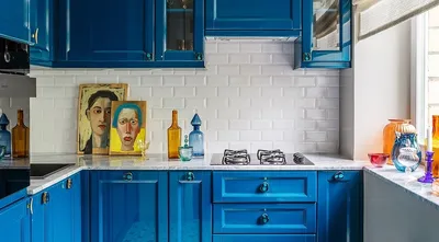 Скинали с изображением плитки для классической белой кухни в Москве