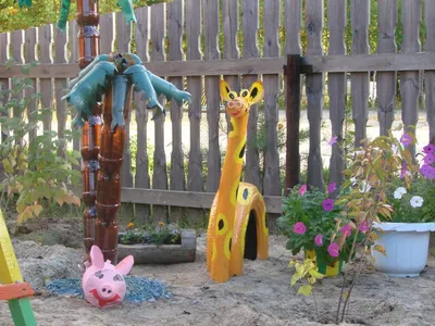 How to make bees out of plastic bottles to decorate the backyard - YouTube