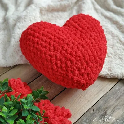 Подушка сердце крючком #схемыкрючком #вязанаяподушка #подушкакрючком  #crochetpattern #crochetpattern #crochetpillow | Куклы из пряжы, Вязаные  подушки, Вязание