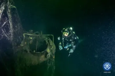 Подводная лодка ждет под водой Стоковое Фото - изображение насчитывающей  подводный, военноморск: 111336944