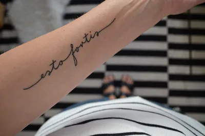 Татуировка \"Carpe Diem\" на руке - смысл и техника выполнения - tattopic.ru