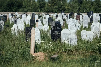 Древние исламские похороны кладбища и похорон мусульман. Могила с камнем с  серповидной луны. Черный могильный камень Стоковое Изображение -  изображение насчитывающей старо, оплакивать: 211010525