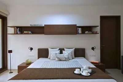 Как правильно разместить полку над кроватью в спальне: обзор крепежей,  материалов, цветовых решений, подсветки и вариантов расположения