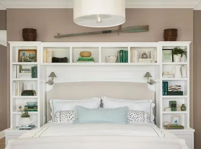 Как правильно разместить полку над кроватью в спальне: обзор крепежей,  материалов, цветовых решений, подсветки и вариантов расположения