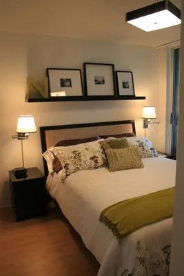 Удобная полка над кроватью со встроенными светильниками | Кровати, Дизайн  дома, Интерьеры спальни