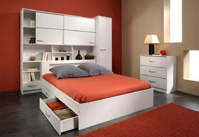 Полка над кроватью в спальне - удобная и простая идея обустройства