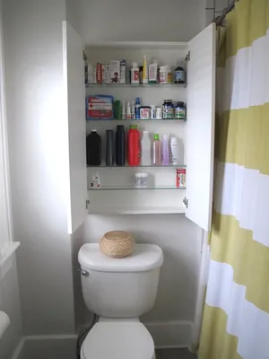 Шкаф в туалете за унитазом с дверками или открытые полки - 0 фото