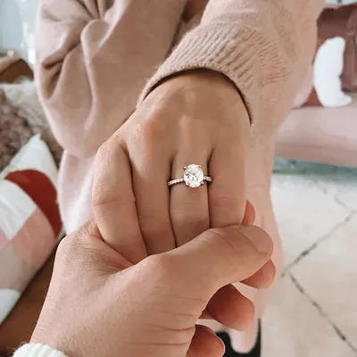 Помолвочное кольцо на пальце фото фото