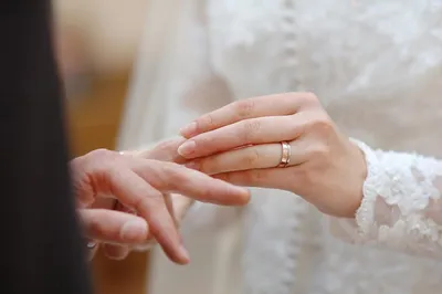 На какой руке и на каком пальце носят обручальные, помолвочные и венчальные  кольца в России - заказать в Москве | Ювелирная дизайн-студия -  obruchalki.com