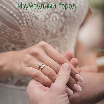 Почему россияне носят обручальное кольцо на правой руке?