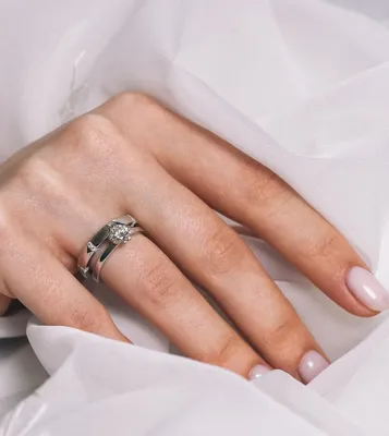 Помолвочное кольцо с обручальным фото фото