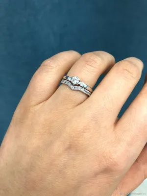 Chuvstva Rings - Обручальное кольцо А-243 и помолвочное кольцо из  совместной с @va.day коллекции - FLY (Forever Love You). ⠀ На фото общая  ширина колец - 7,7 мм. Отредактировав параметры колец, Вы