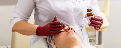 Химический пилинг: показания и противопоказания к профессиональной  процедуре у косметолога в клинике, эффект на коже