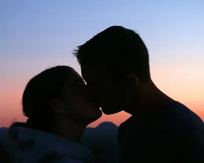 Поцелуй любимого на закате. Стоковое Изображение - изображение  насчитывающей побережье, женщина: 202853385
