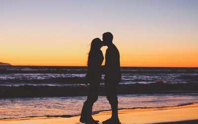 парень и девушка на закате, поцелуй на закате, встретить рассвет, закат,  поцелуй на закате у моря, Свадебный фотограф Москва