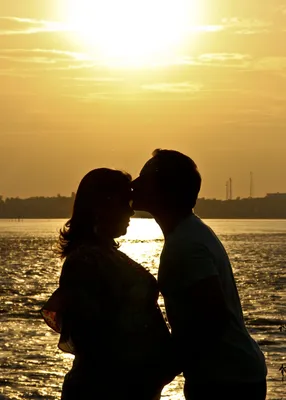 Закатные поцелуи снимок нежной молодой пары, целующейся на закате | Премиум  Фото