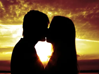 Любящая пара - это поцелуй на закате солнца Стоковое Изображение -  изображение насчитывающей персона, свет: 159043333