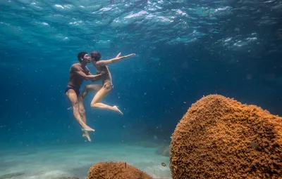 Мужчина и женщина поцелуй под водой…» — создано в Шедевруме