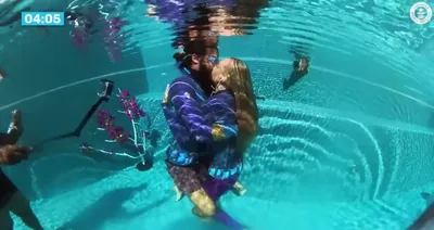 Счастливая взрослая мать и ее маленькие и поцелуй дочери под водой в  бассейне на синем фоне, окруженной… Стоковое Изображение - изображение  насчитывающей игра, инструктор: 180724135