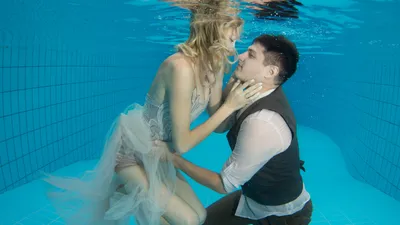 Мужчина и женщина целуются вместе на водоеме · Бесплатные стоковые фото
