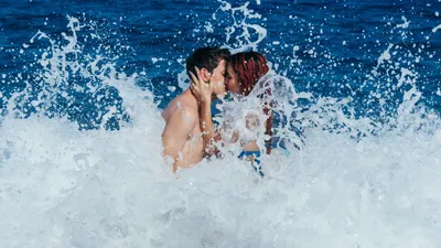 пара купания в ванне с водой Стоковое Изображение - изображение  насчитывающей поцелуй, люди: 244869149