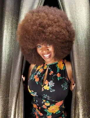 молодая чернокожая женщина с афро прической улыбающаяся портретная прическа  городская Фото Фон И картинка для бесплатной загрузки - Pngtree