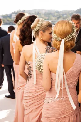7 самых красивых причесок на свадьбу для гостей и подружек невесты | theGirl