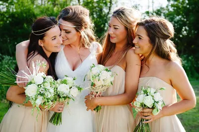 Как создать стильный образ подружки невесты?