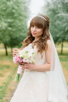 bride, невеста, свадебный, свадебные локоны с фатой и челкой, свадебные  прически, причёски на свадьбу на длинные волосы с челкой, Свадебный  фотограф Москва