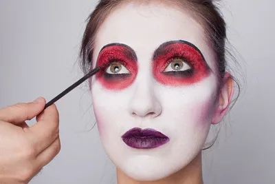 Страшно красивая: как сделать эффектный макияж на Хэллоуин – видео -  31.10.2018, Sputnik Казахстан