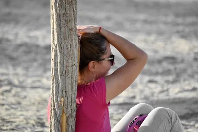 Реальное фото Девушки на пляже, в …» — создано в Шедевруме