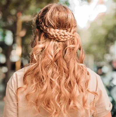 Причёски на 1 сентября 2018 года: у тюменских школьников в тренде  «плетёные» косы и чёлка «набок» - KP.RU