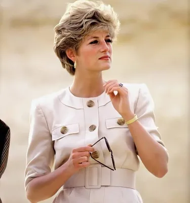 ZHARAmagazine - Объемная прическа принцессы Дианы 1980 года стала  популярной благодаря знаменитостям. «Принцесса Диана — во многом  законодатель моды XXI века», — сказал основатель нью-йоркского салона  красоты Рики Уолтерс. С такой прической