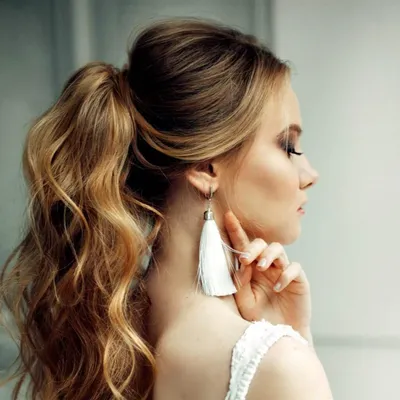 Причёска «хвост» 🔸Вечерняя прическа хвост повлияла на тренды даже  свадебных причесок. Сегодня свадебные прически с хвостом не менее… |  Instagram
