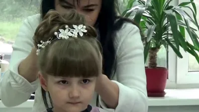 Детские прически на длинные или средние волосы на выпускной в детский сад