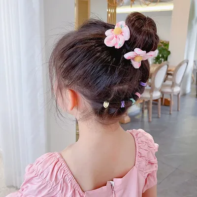 Красивые прически для девочек (120 фото): легкие, простые и самые модные  варианты причесок на разную длину волос