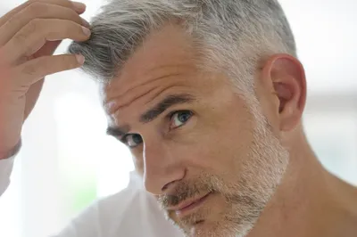 Почему седеют волосы у мужчин? Советы барбера: как избавиться от седых  волос ?