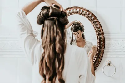 СТРИЖКА VIDAL SASSOON on Instagram: “🔺 линия ✓ опускание длины от затылка  к лицу ✓ коррекция широких скул ✓удлинение … | Стрижки для тонких волос,  Челки, Волосы