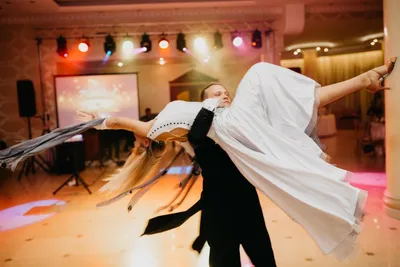 Танцовщица восточных танцев с яркими шарфами из ткани. | Премиум Фото