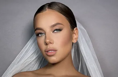 Нежный свадебный макияж с накладными ресничками и модная свадебная  греческая прическа