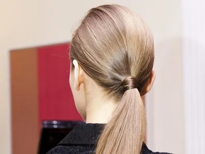 Простые прически на длинные волосы: хвост с резинками модный вариант  прически на лето 2023