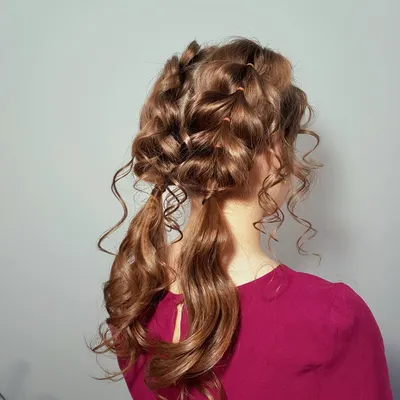 Прически с плетением 2024-2025: фото, идеи, красивые косички на длинные и  средние волосы