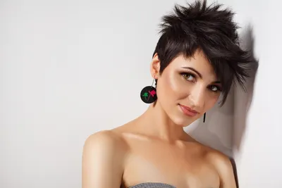 Укладка на короткие волосы для женщин: 👍 как уложить волосы в домашних  условиях быстро и красиво