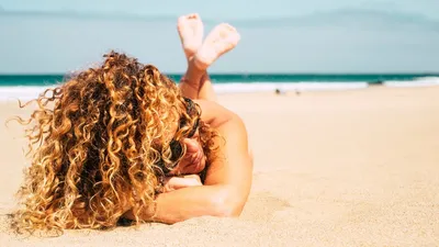 Красивая американская женщина купания в море в экстерьере солнечных волосы  мокрые прибрежном летних каникул. Отроческое путешестви Стоковое  Изображение - изображение насчитывающей наслаждаться, был: 188724471