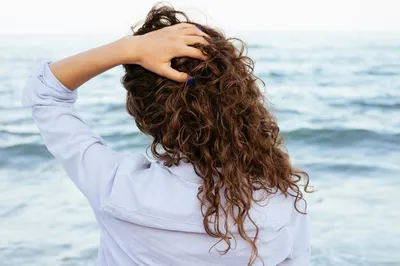 Уход за волосами после моря и стильные укладки и прически лета 2021 — как  ухаживать за волосами / NV
