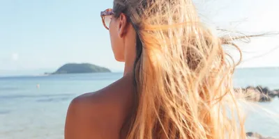 5 советов, которые сохранят ваши волосы здоровыми и блестящими во время  отдыха на море - Лайфхакер
